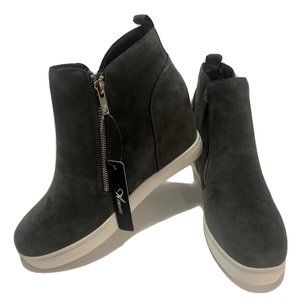 Athlefit Women's Gray Leather Low Top Lace Up Fashion Sneakers NWT NOB Size 9.5